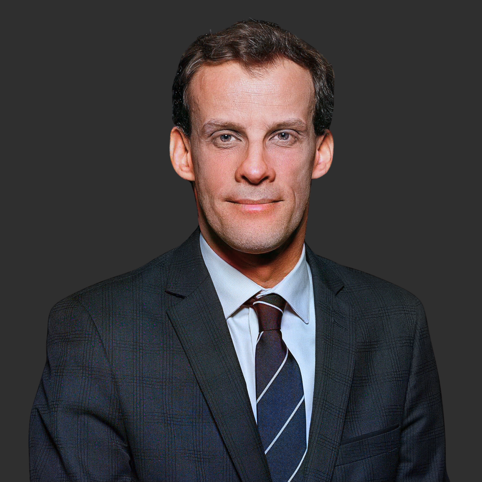 Porträt von Jean-Philippe Hallez, Senior Counsel bei JBV&Partners Luxembourg, im Anzug, vor einem grauen Hintergrund stehend, mit einem leichten Lächeln, spezialisiert auf Rechtsstreitigkeiten, Immobilien- und Zivilrecht